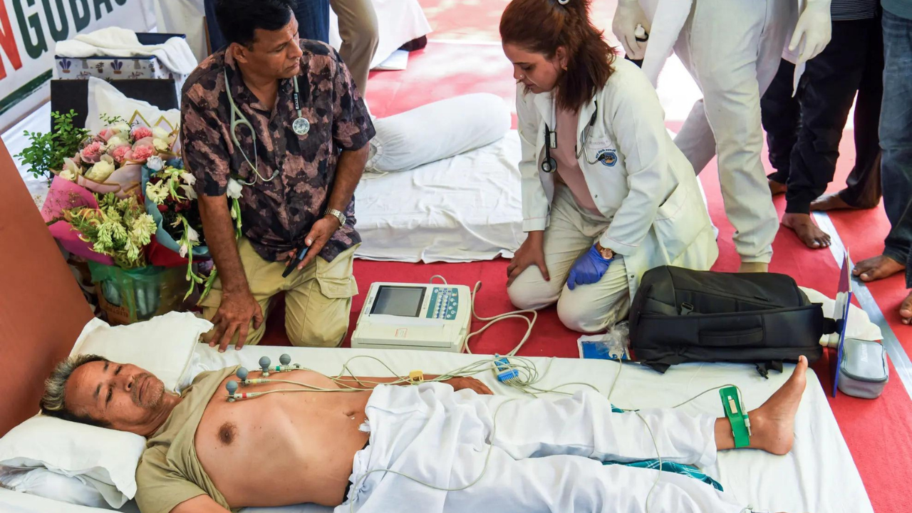 'Could be alarming': Doctor flag new 'risks' as Wangchuk loses over 9kgs, fast enters Day 19