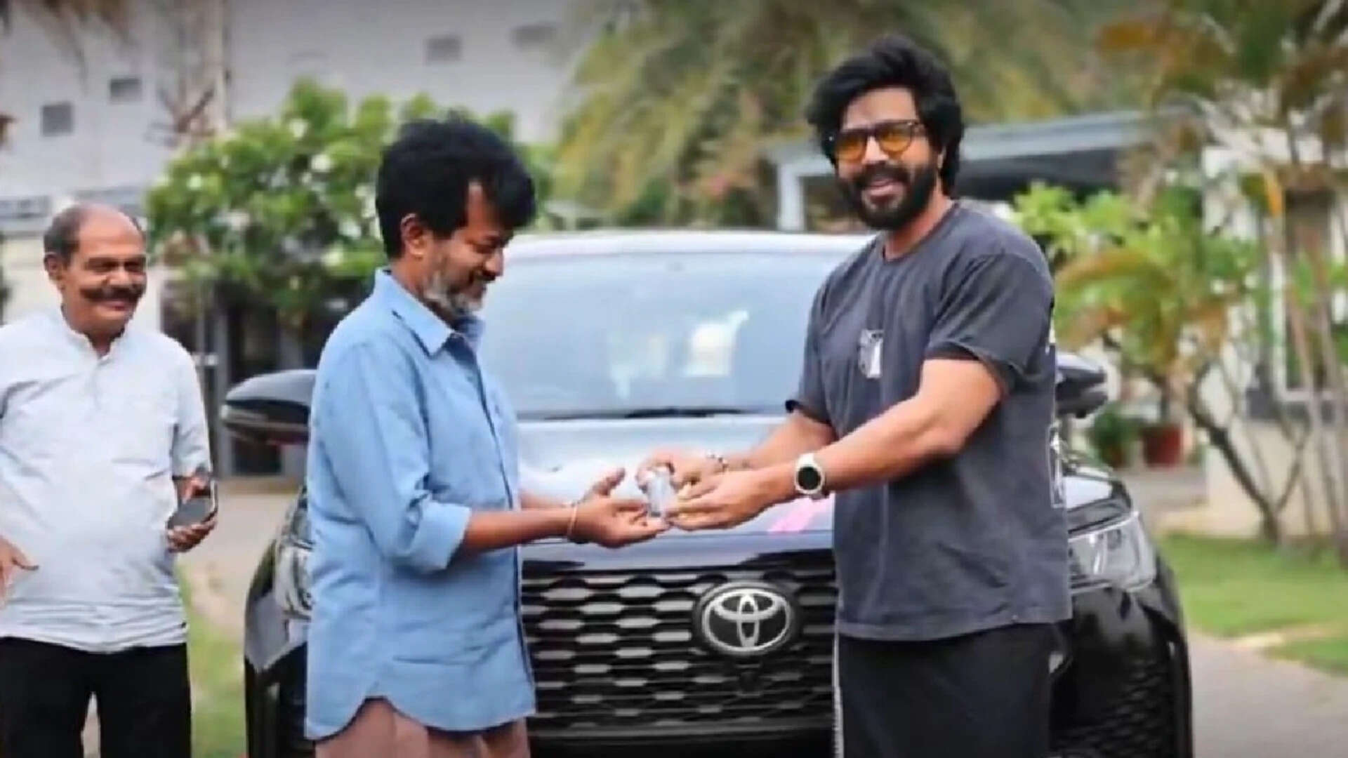 Vishnu Vishal gifts SUV to ‘Gatta Kusthi 2’ director Chella Ayyavu