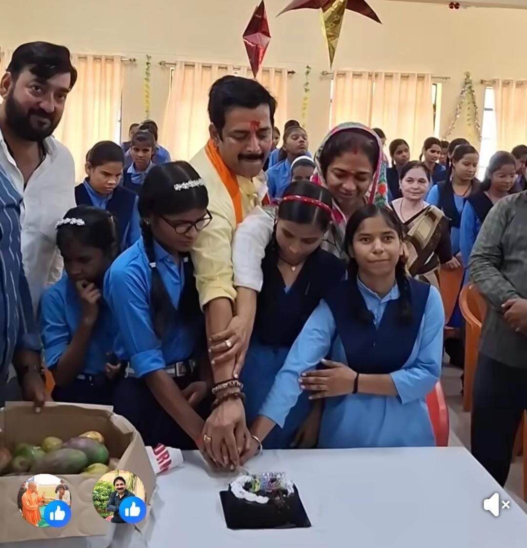 68083359-8876-4326-a2ed-3812296263cf_MP_Ravi_Kishan_with_visually_impaired_students.jpg