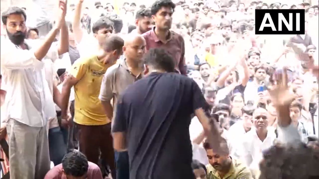 Video: Woman hurls ink at CJP founder Abhijeet Dipke as protest continues at Jantar Mantar