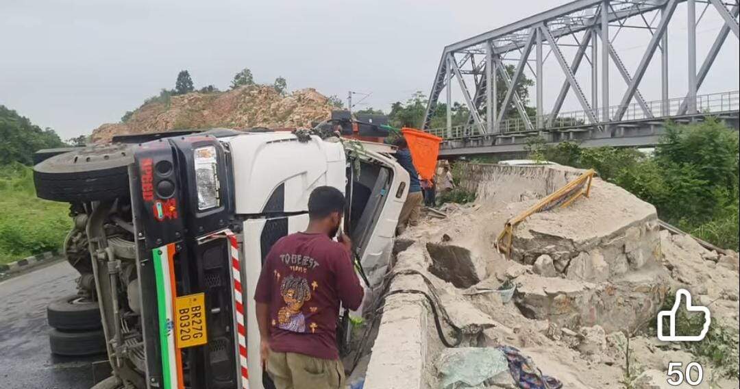 607fc5bd-140f-4e47-bc68-5b2013f73de5_Overturned_truck_in_Hazaribag.Vishvendu_Jaipuriar.jpg