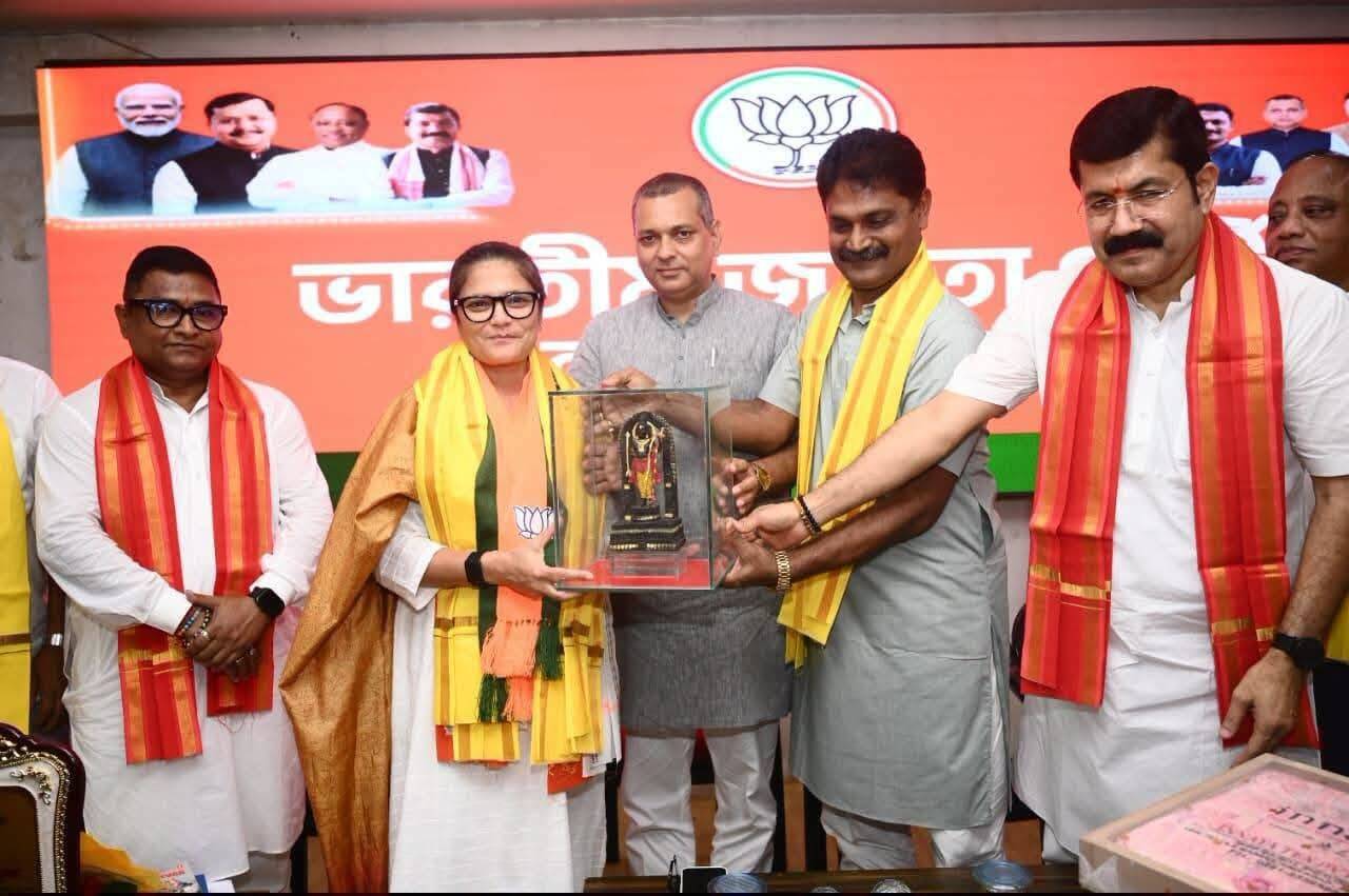 d0b1a9ad-bb2b-4b59-a1d8-2d2f9563490c_Sushmita_Dev_in_Silchar_BJP_office_gifted_with_a_idol_of_Lord_Rama_3.jpg