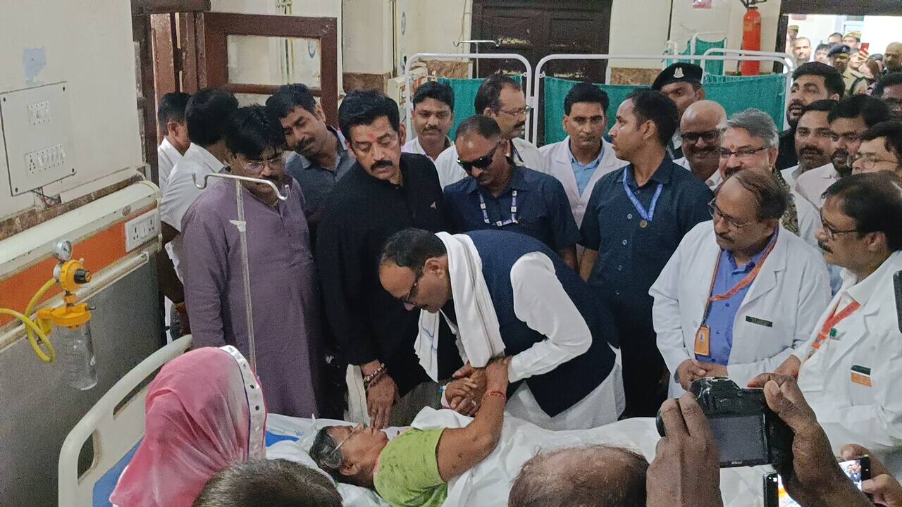 18ca2d56-b24e-47f0-aecb-cd3a754f4df1_deputy_CM_in_Gorakhpur_district_hospital.jpg