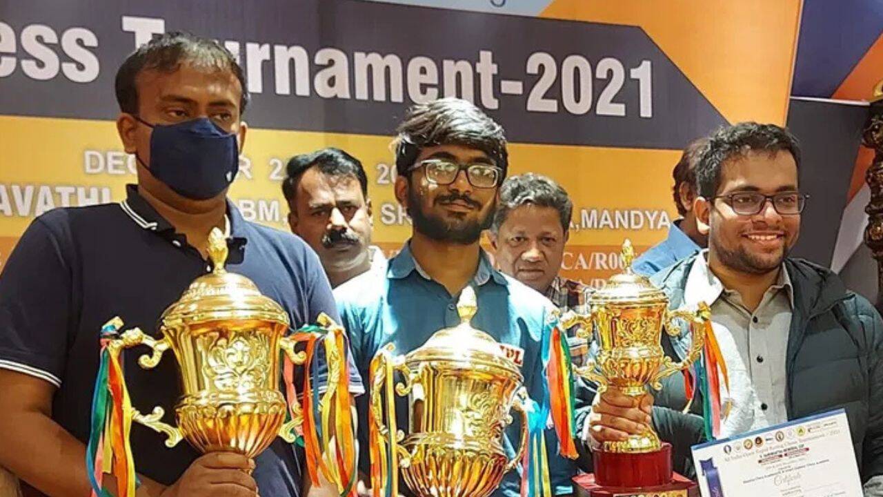 Rathanvel VS (in the middle) during a tournament in 2021 (Special Arrangements)