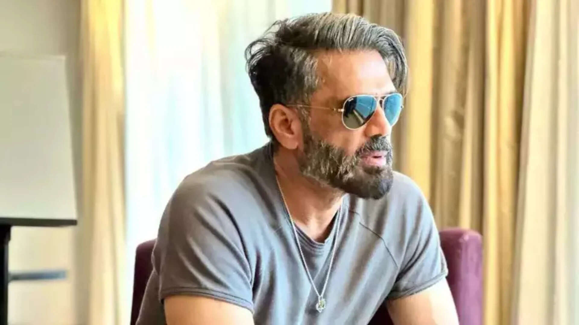 సునీల్ శెట్టి నుండి ఈ రోజు కోట్: 'ఇంట్లో మ్యాజిక్ సృష్టిస్తేనే బయట ఆ మ్యాజిక్ని క్రియేట్ చేయగలవు...', 'హేరా ఫేరి' నటుడు మీరు నివసించే ప్రదేశం ఇటుక మరియు మోర్టార్ కంటే ఎక్కువ అని మాకు బోధించినప్పుడు; అది మీ విజయానికి కారణం కావచ్చు. సునీల్ శెట్టి