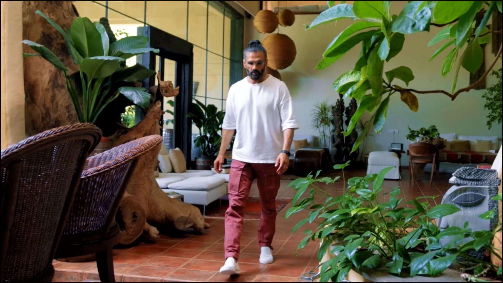 ప్రఖ్యాత బాలీవుడ్ నటుడు తన ఇల్లు తనకు మరియు అతని కుటుంబానికి ఎంత ప్రత్యేకమైనదో మరియు తన భార్య మరియు కొడుకుతో కలిసి ఈ స్థలాన్ని నిర్మించడానికి అతను ఎలా ప్రేరేపించబడ్డాడో తెరిచాడు. (క్రెడిట్: ఏషియన్ పెయింట్స్) సునీల్ శెట్టి