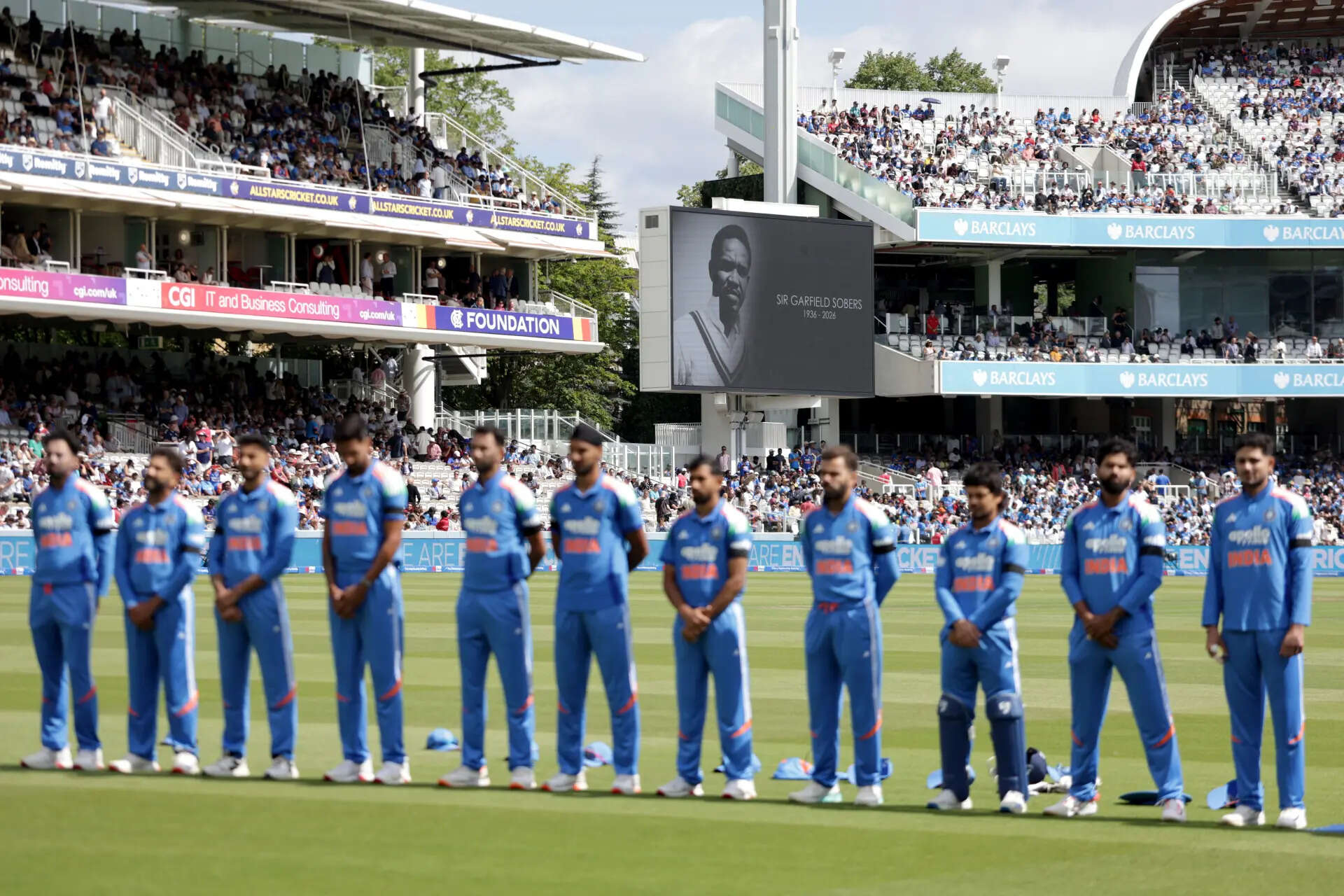 Why are players wearing black armbands during the India vs England Lord's ODI?