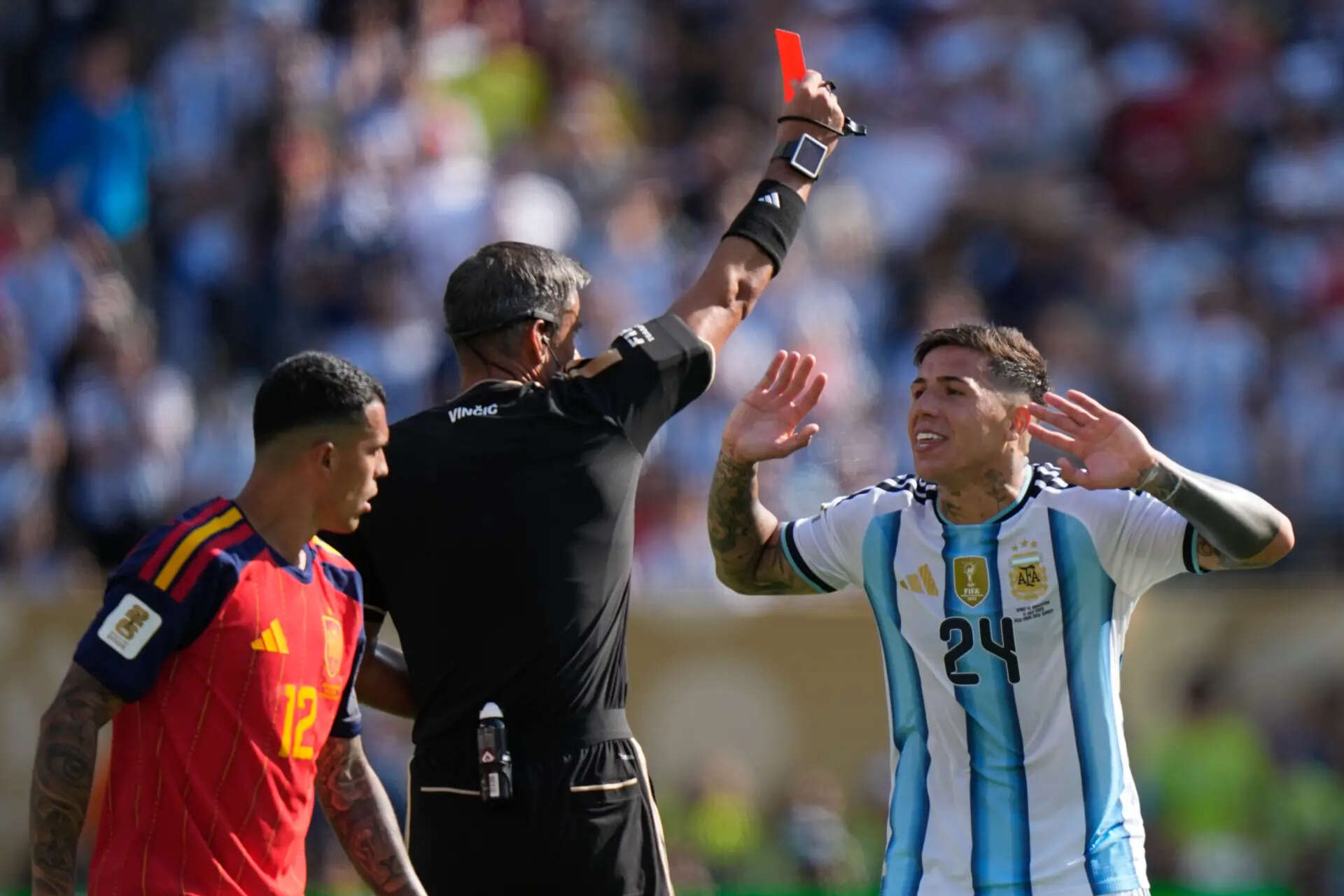 Referee Slavko Vincic, from Slovenia, shows a red card to Argentine Enzo Fernandez (24) during the FIFA World Cup final between Spain and Argentina in East Rutherford, New Jersey, near New York, Sunday, July 19, 2026. (AP Photo/Frank Franklin II) Argentina Spain FIFA World Cup