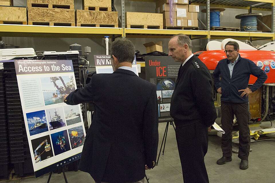 CNO_visits_Woods_Hole_Oceanographic_Institution_141106-N-WL435-197
