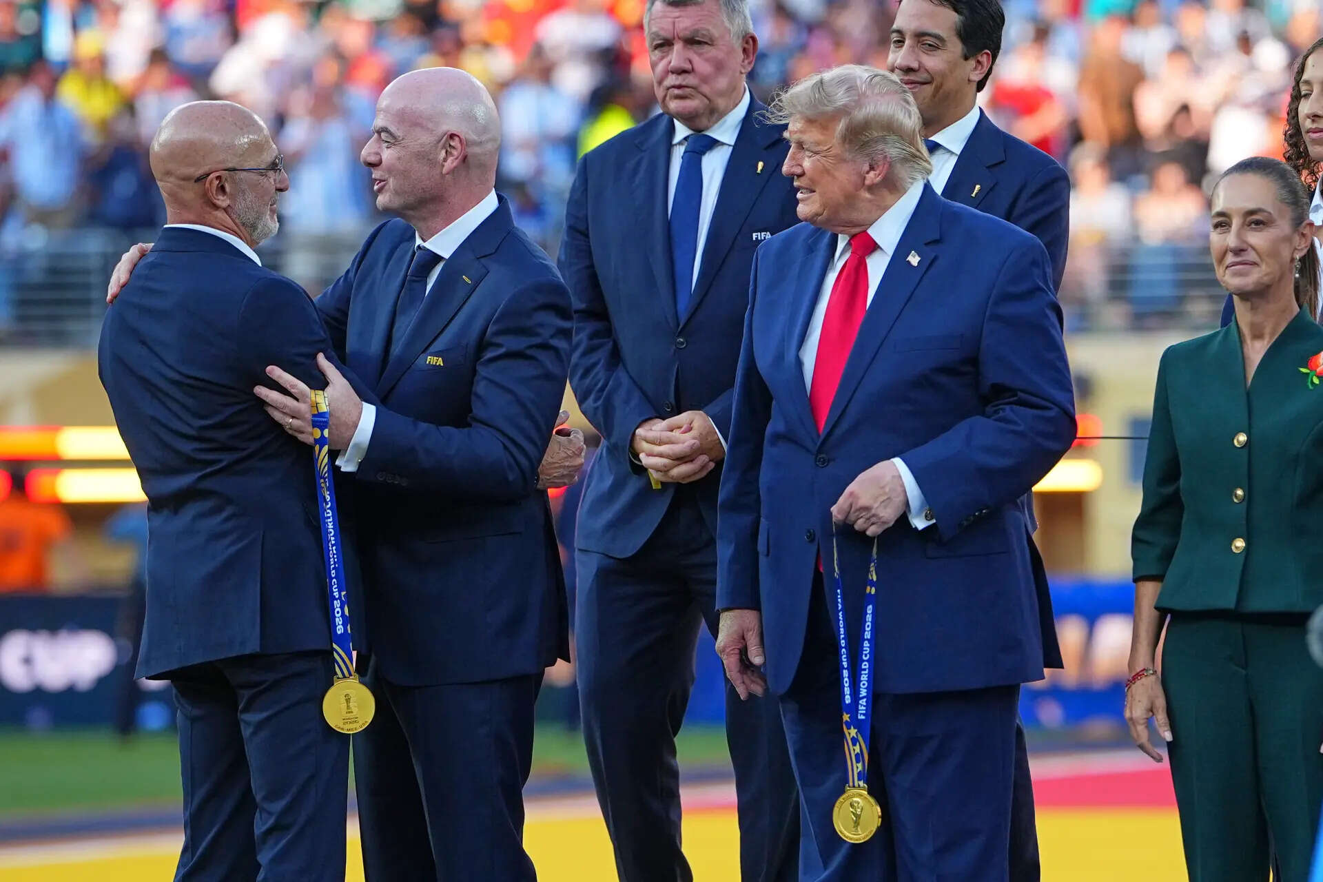 स्पेनचे मुख्य प्रशिक्षक लुईस दे ला फुएन्टे, डावीकडे, FIFA अध्यक्ष जियानी इन्फँटिनो आणि अध्यक्ष डोनाल्ड जे. ट्रम्प यांनी न्यूयॉर्कजवळील ईस्ट रदरफोर्ड, NJ, रविवारी, 19 जुलै 2026 रोजी स्पेन आणि अर्जेंटिना यांच्यातील विश्वचषक अंतिम सॉकर सामन्यानंतर सादरीकरण समारंभात स्वागत केले. (AP फोटो/ज्युलिओ कॉर्टेझ) अर्जेंटिना स्पेन WCup सॉकर