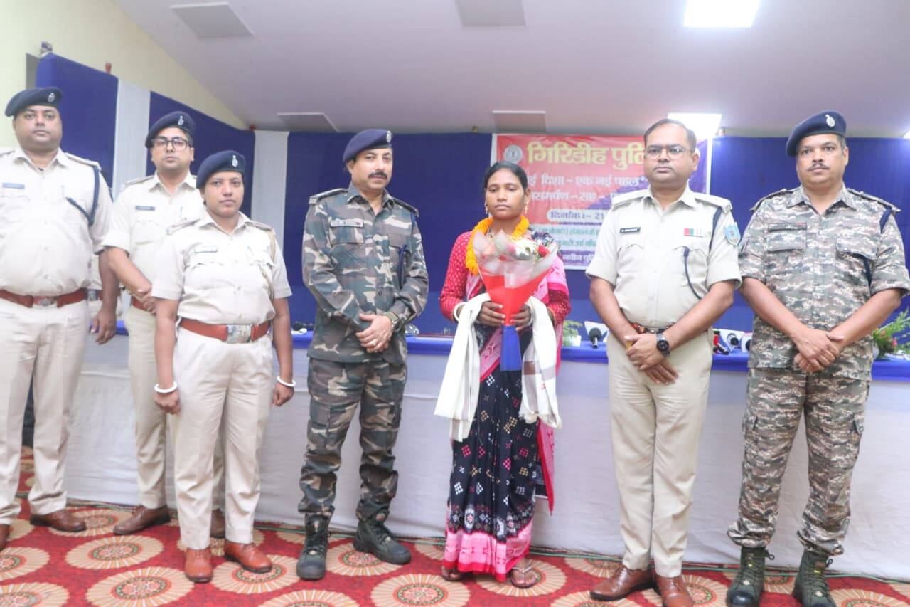 baac98ff-7606-412d-a7de-bb9c5b6885e4_Woman_Maoist_Babita_surrenders_before_Giridih_Police.jpg