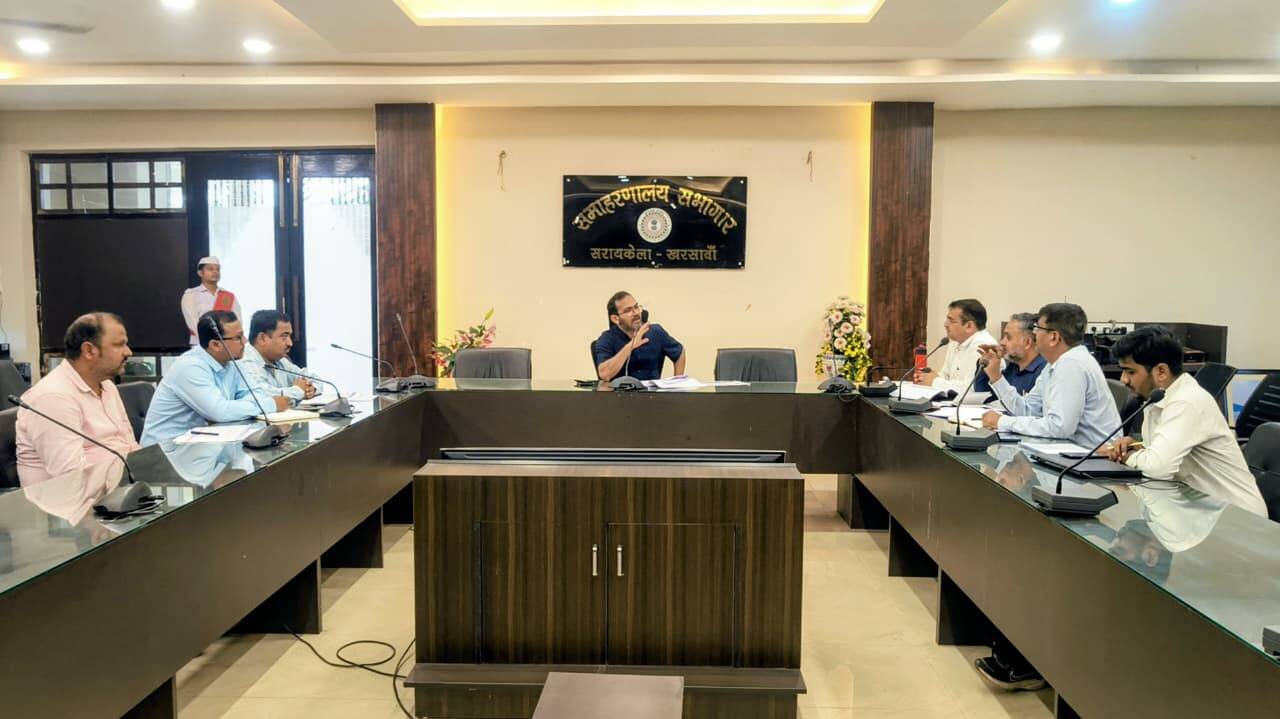 c0335ed7-4e29-4e9d-87d1-f473f0892326_Sertaikela-Kharsawan_DC_Nitish_Kumar_reviewing_Adityapur_water_projct_progress_with_officials.jpeg