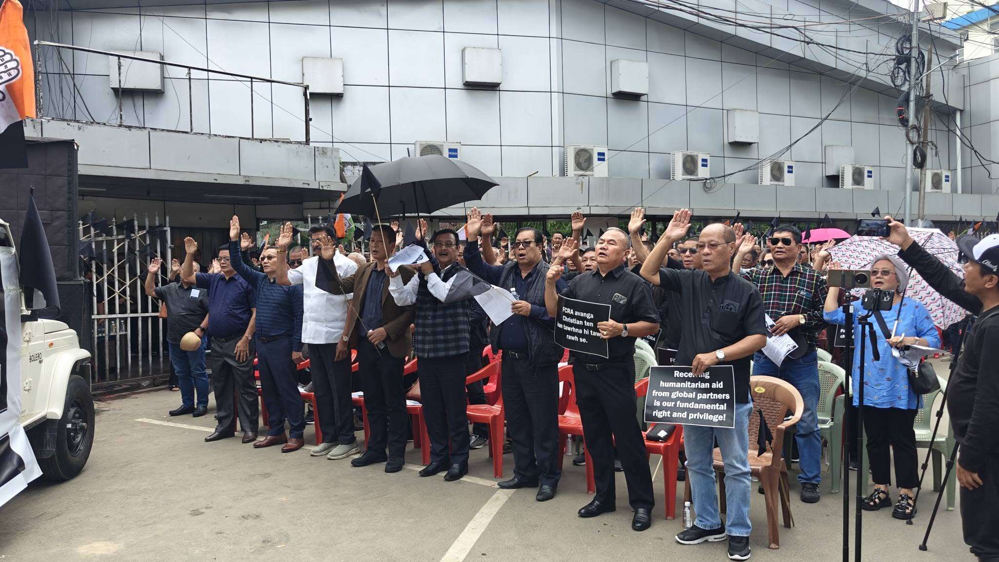 5add7b41-af9a-44b0-ab95-00b39777a84d_MPCC_leaders_and_workers_protesting_in_front_of_Vanapa_Hall_in_Aizawl..jpg