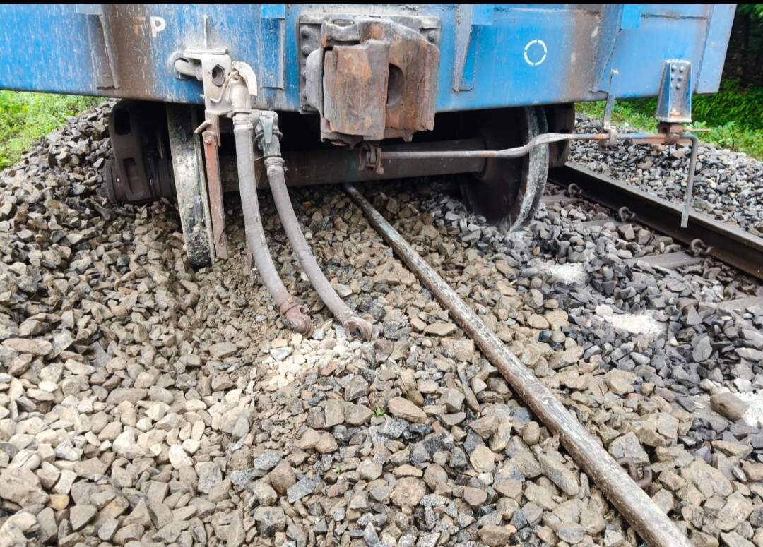 1116ce9d-3ef1-495c-beed-951b499cd501_Goods_train_derailed_between_Damchara_and_Chandranathpur.jpg