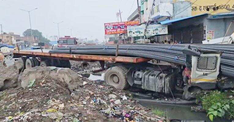 21Truck fell into a drain. 3.jpg
