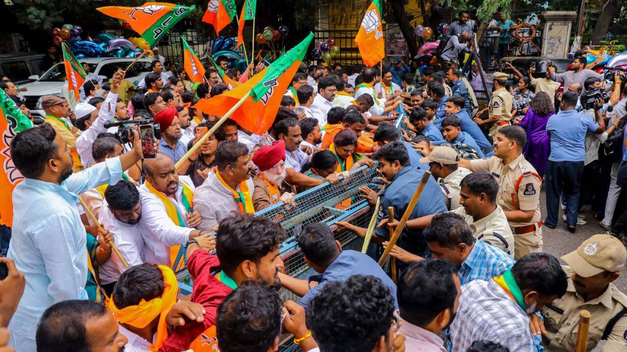 Congress vs BJP on streets