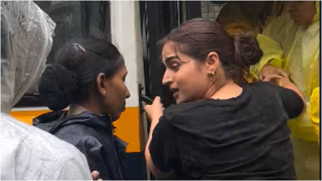 Ayesha Khan DETAINED during Mumbai student protest