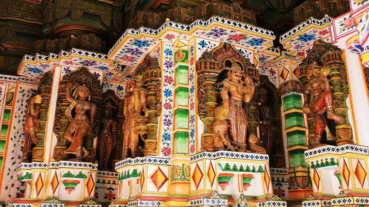 1920px-Sculptures_around_the_sactum_of_Bhandasar_Jain_temple_-_2