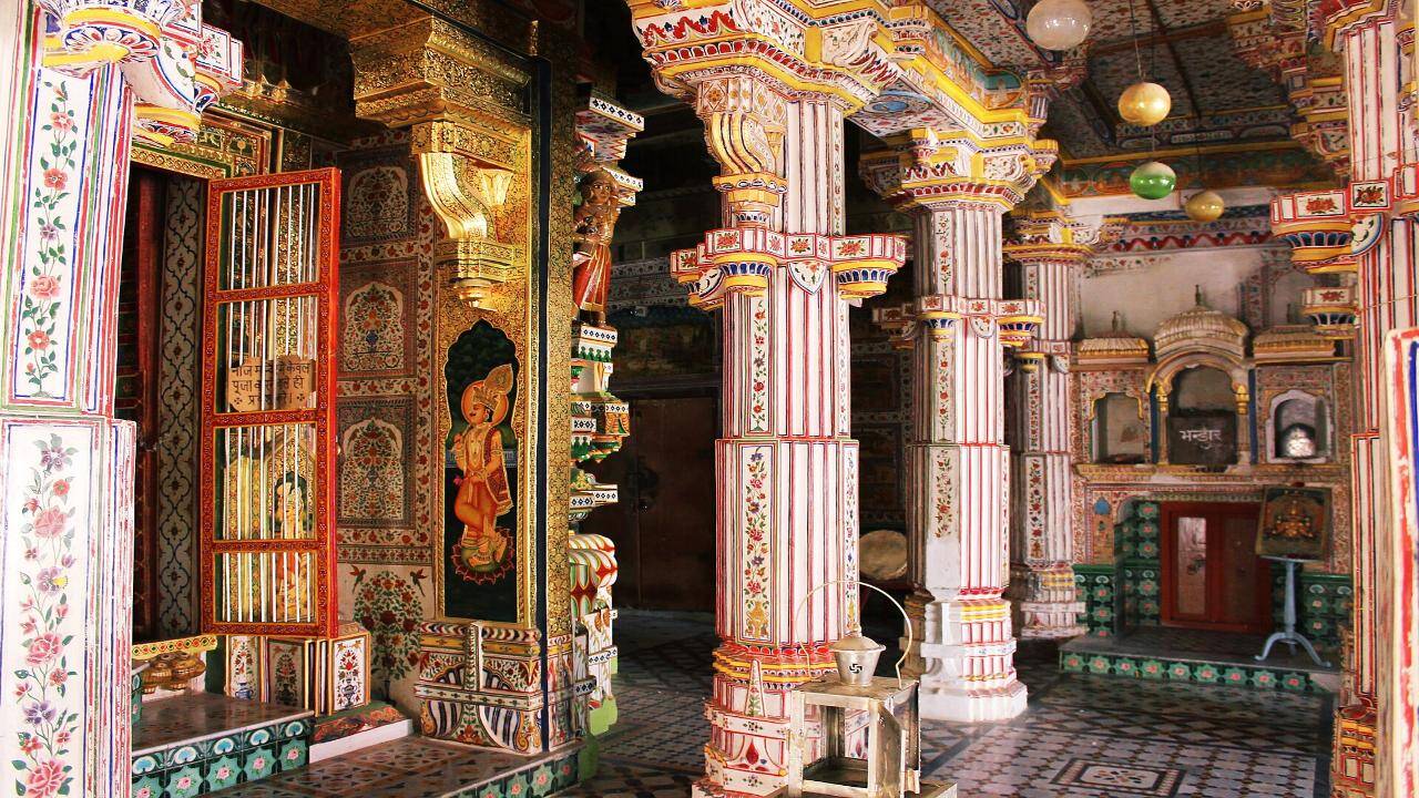 1920px-Bhandasar_Jain_temple_pillared_interior_-_2