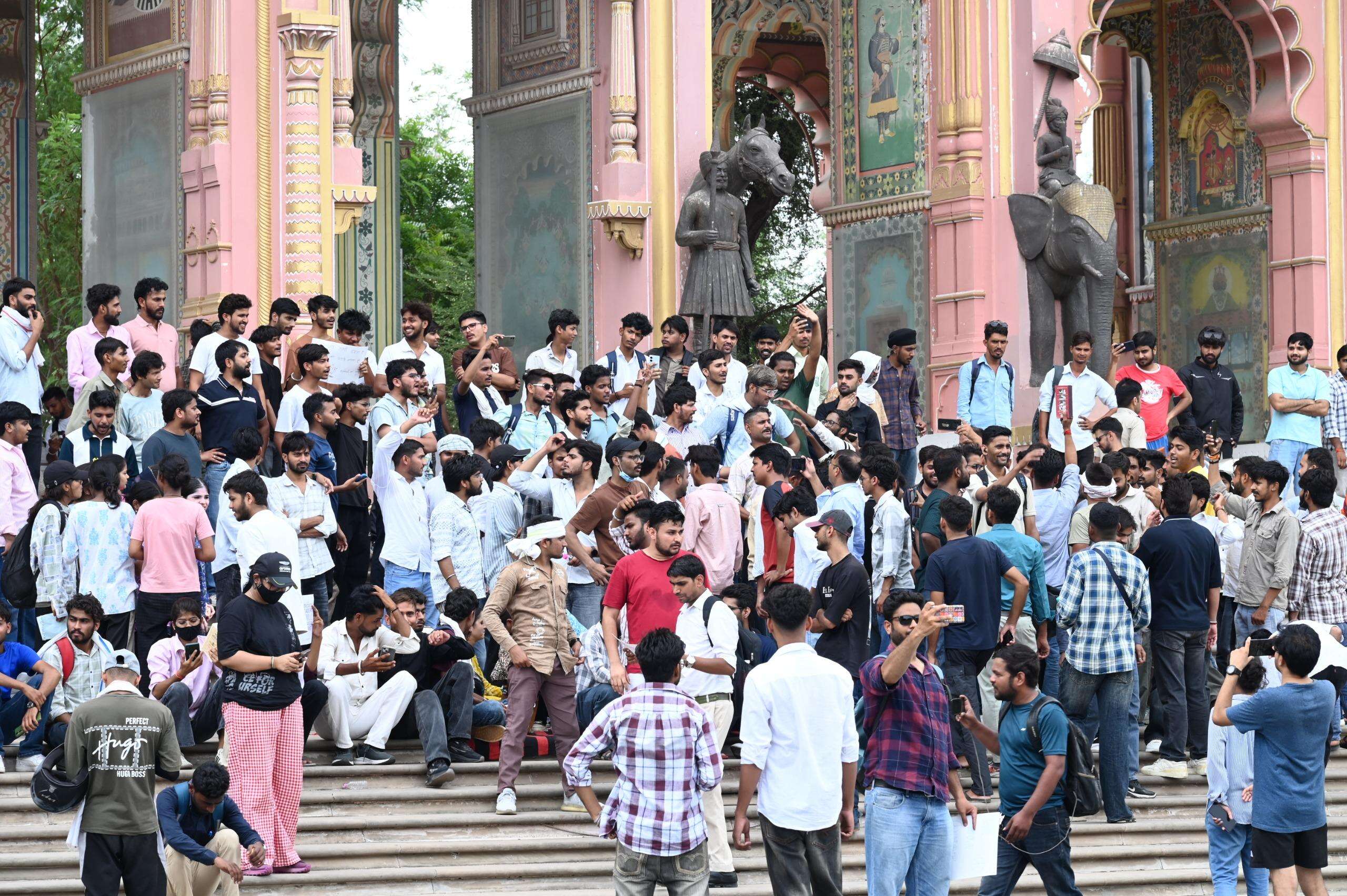 hundreds of students gathered at Jawahar Circle and staged a protest despite not having police permission (2).jpeg
