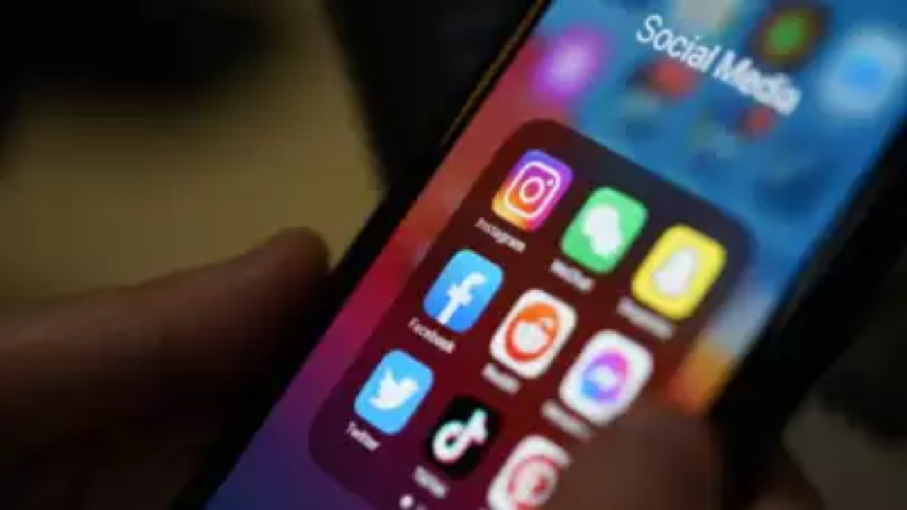 Vietnam moves to bar under-16s from posting, commenting on social media