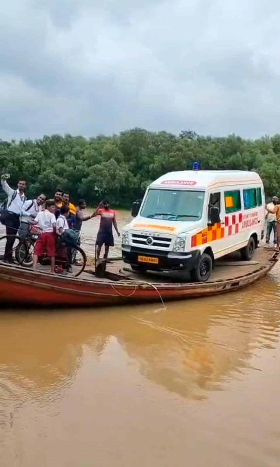 cab36348-67c7-4e6e-b41e-be2bb5a6390c_An_ambulance_reached_Batighar_island_on_a_boat.jpg