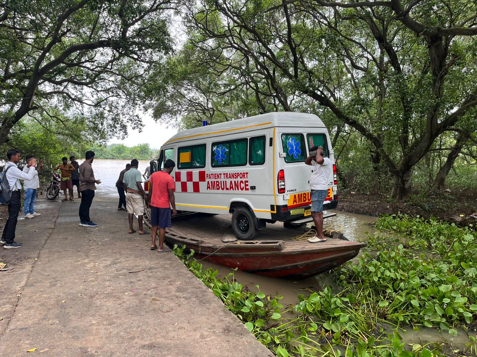 b0e91242-8ff7-4f10-be7c-32d613463928_an_ambulance_arrived_on_a_boat_to_batighar_gram_panchayat.jpg