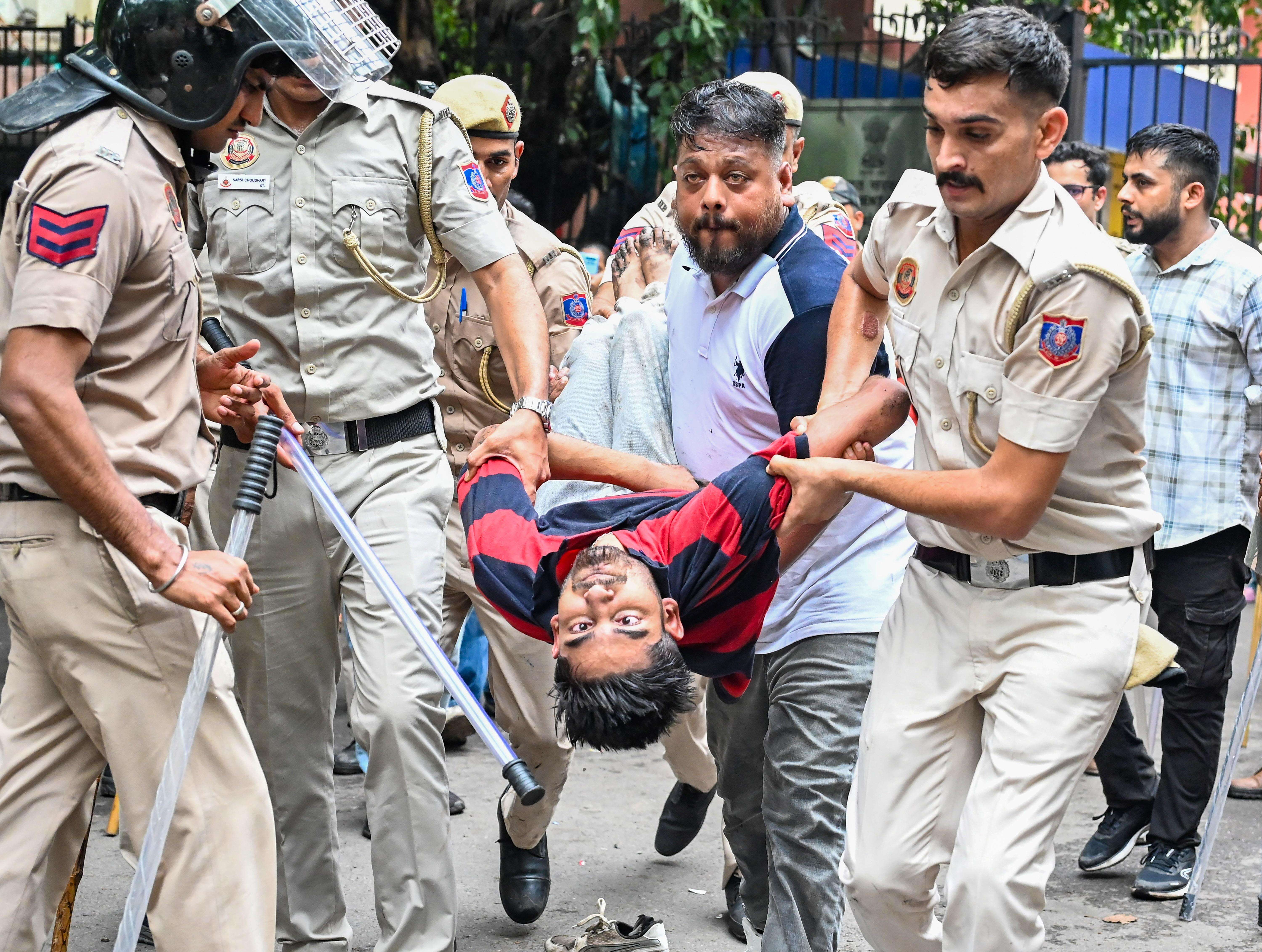Bar association in Mumbai condemns police force used against student protestors