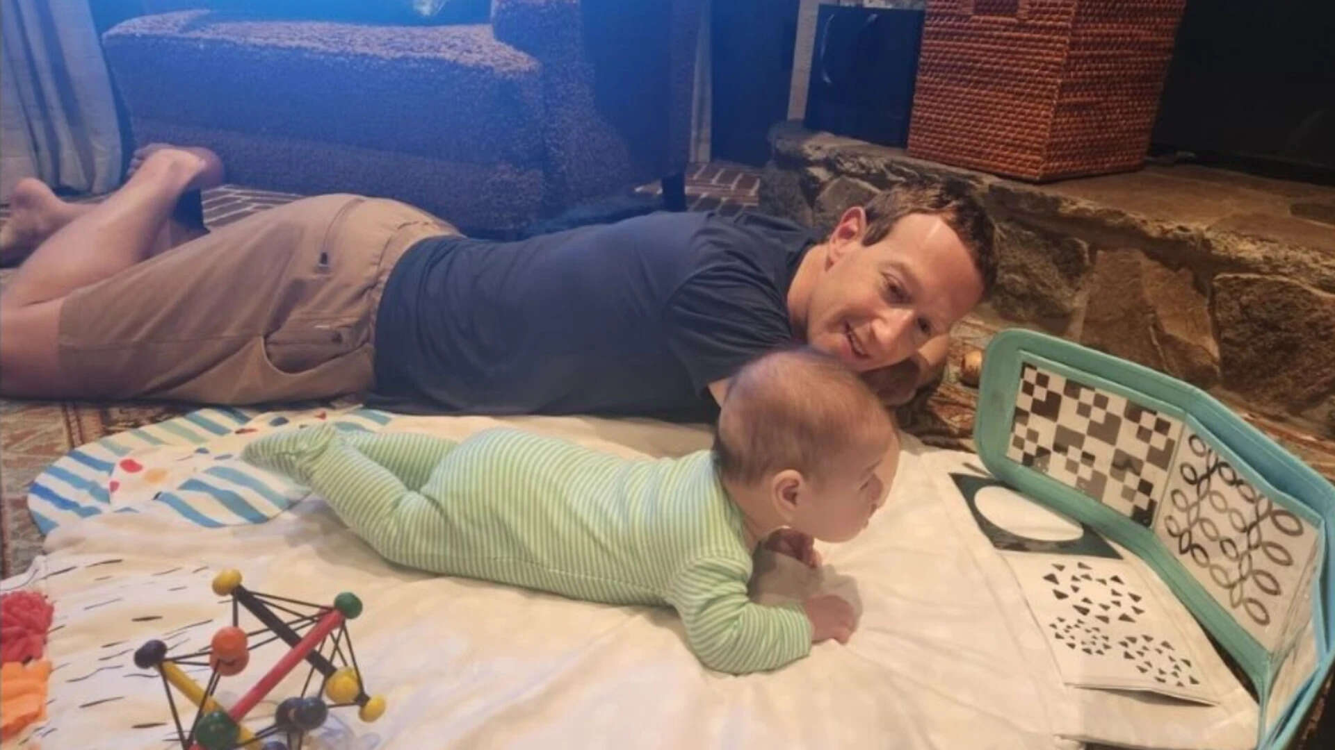 ​Why Mark Zuckerberg's baby is staring at black-and-white flashcards: A pediatric neurologist says there's a parenting lesson here<br><br>​<br>
