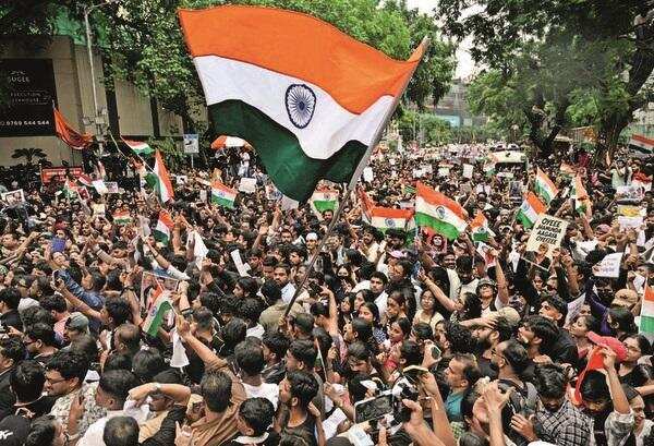 3,000 brave rain & threat of crackdown, converge on Shivaji Park