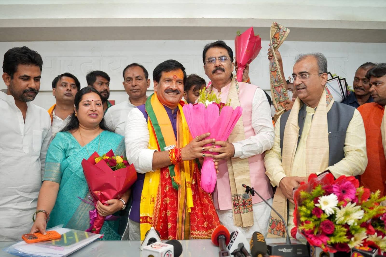 40c35993-e2f4-49ef-a6f2-3cb2d453c4da_BJP_state_president_Sanjay_Saraogi_and_former_minister_Mangal_Pandey_welcome_RJDs_former_spokesman_Mritunjay_Tiwari_in_Patna_on_Friday.jpeg