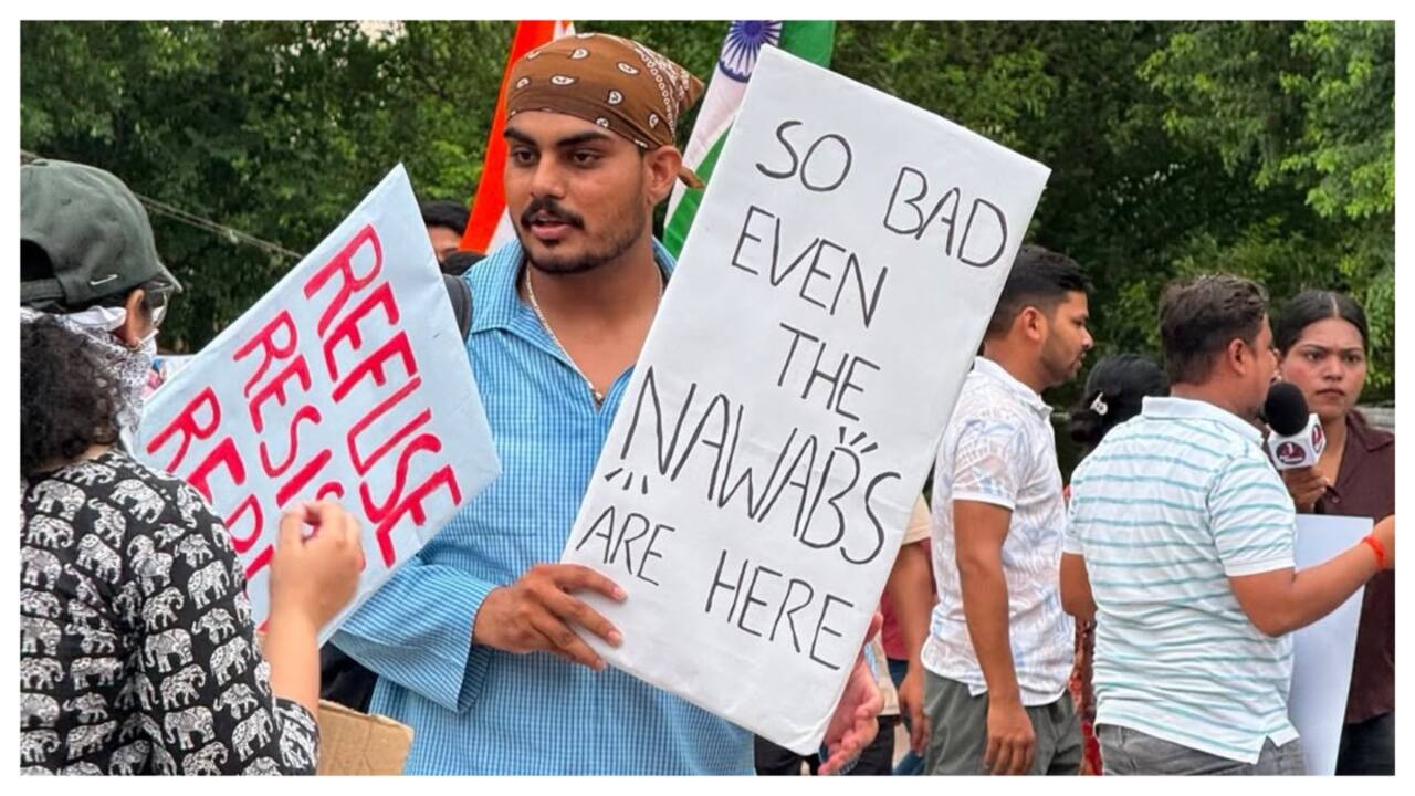 A very Lakhnawi style of protest- glimpses from the SFI protest at Shaheed Smarak