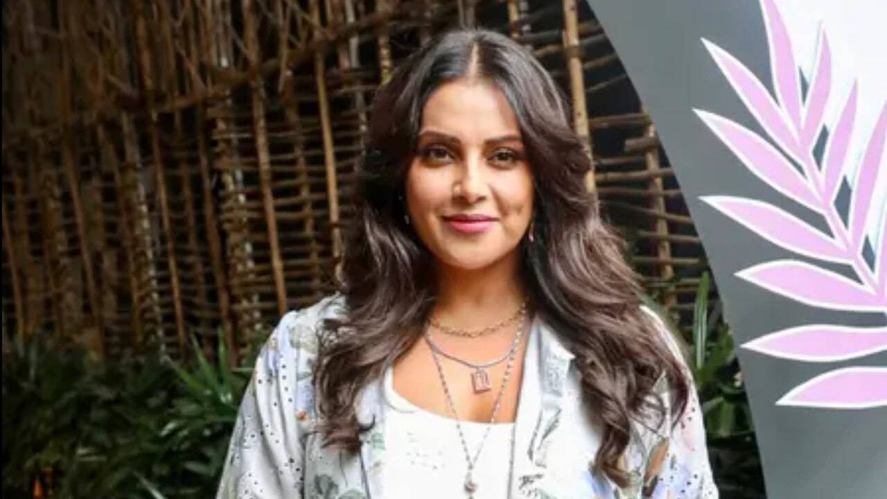 Bipasha Basu captures daughter Devi's pretend play as she makes a necklace