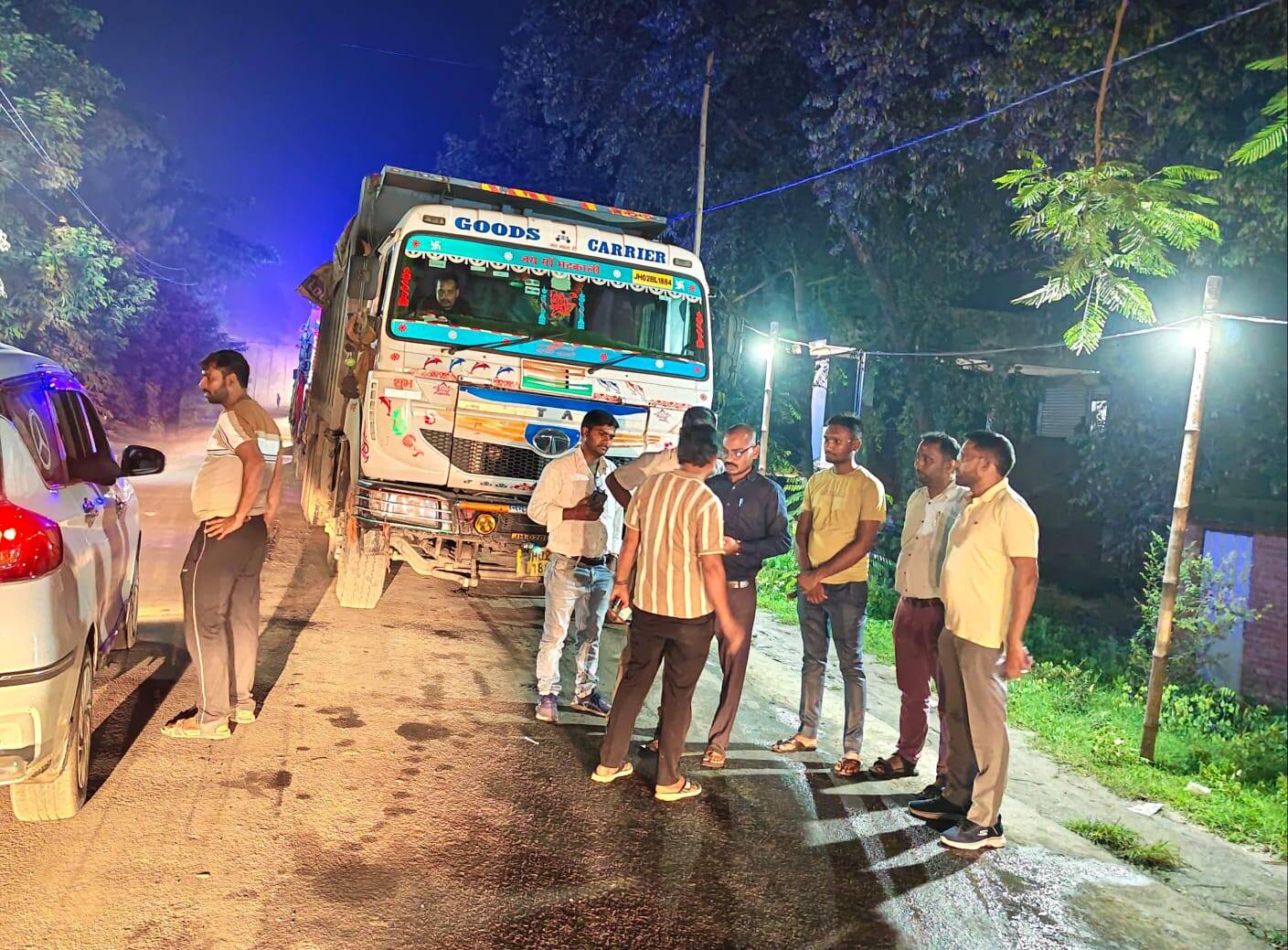 e97734d4-faec-43f3-9b33-557d4bf2a65b_Transport_department_team_checks_the_paper_of_a_hyva_truck_in_Chatra_on_Friday_night.Vishvendu_Jaipuriar.jpg