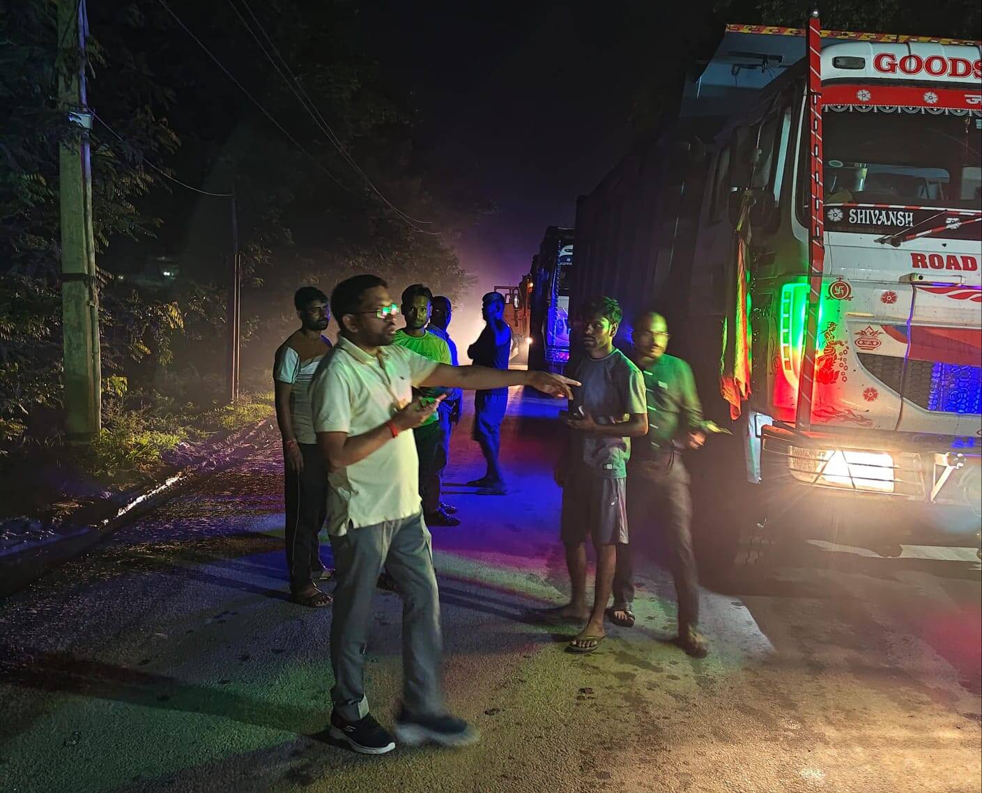 293ba402-bac6-4867-aad7-dce4806a5f1a_The_team_on_the_spot.Vishvendu_Jaipuriar.jpg