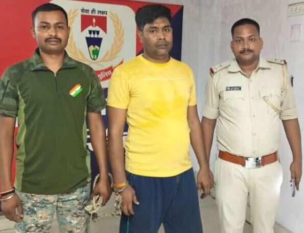 6f99fc00-e9c8-4f14-9d1b-6bd0eb2c5b72_constable_arrested_in_Giridih.jpg