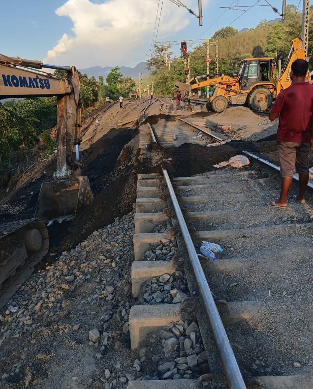 722b2a03-1161-4586-a49b-81be4694c8b5_NFR_additional_general_manager_Ramesh_Kumar_and_Lumding_divisional_railway_manager_Sameer_Lohani_inspect_the_damaged_section_in_Harangajao.jpg