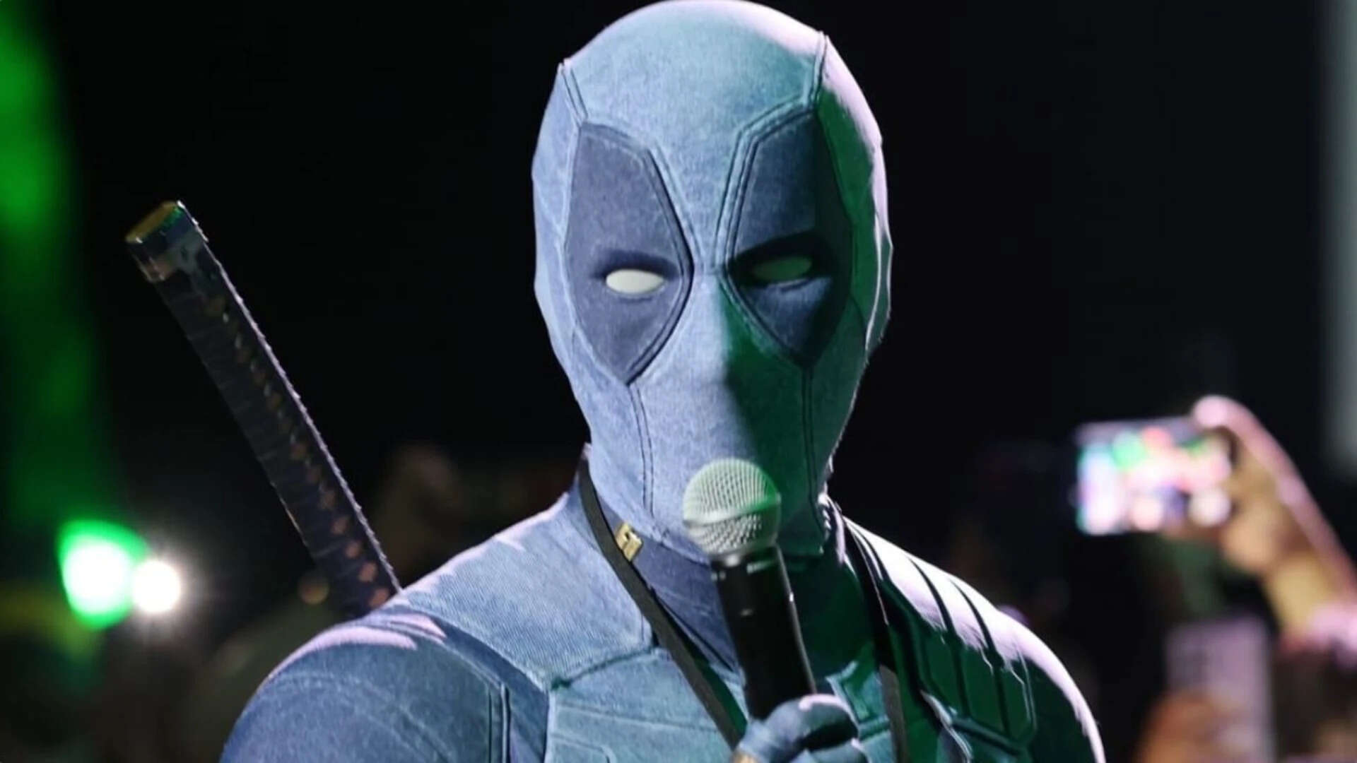 Ryan Reynolds shocks Comic-Con fans in full Deadpool costume