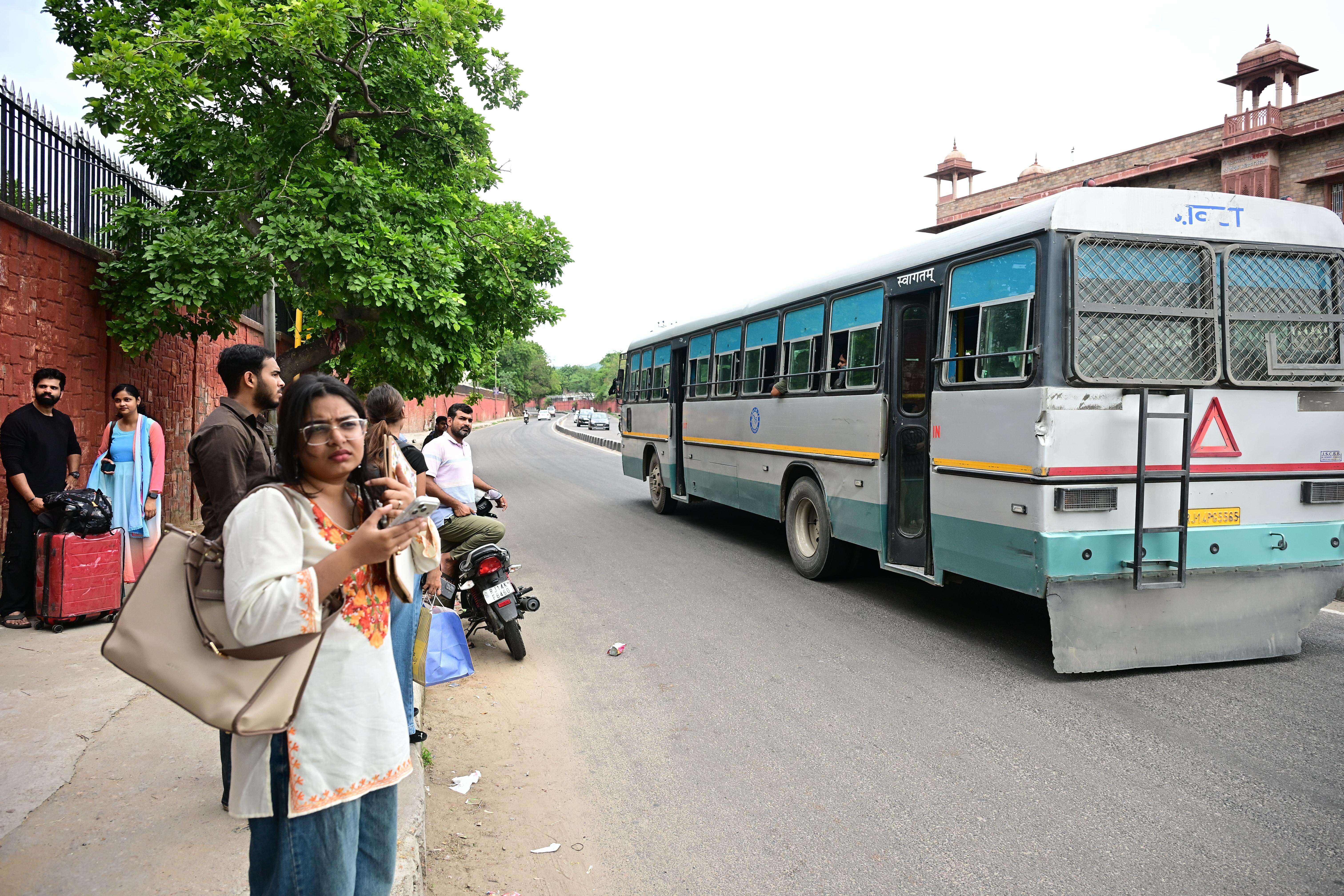 New bus stop at Shanti Path creating traffic chaos at JDA Circle (Bhagirath) (7).JPG