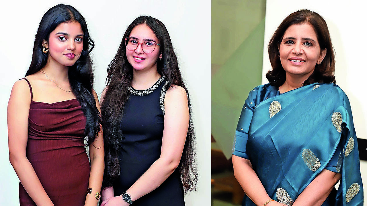 (L) Anwesha and Rushali (R) Dr Sushma Vishnani