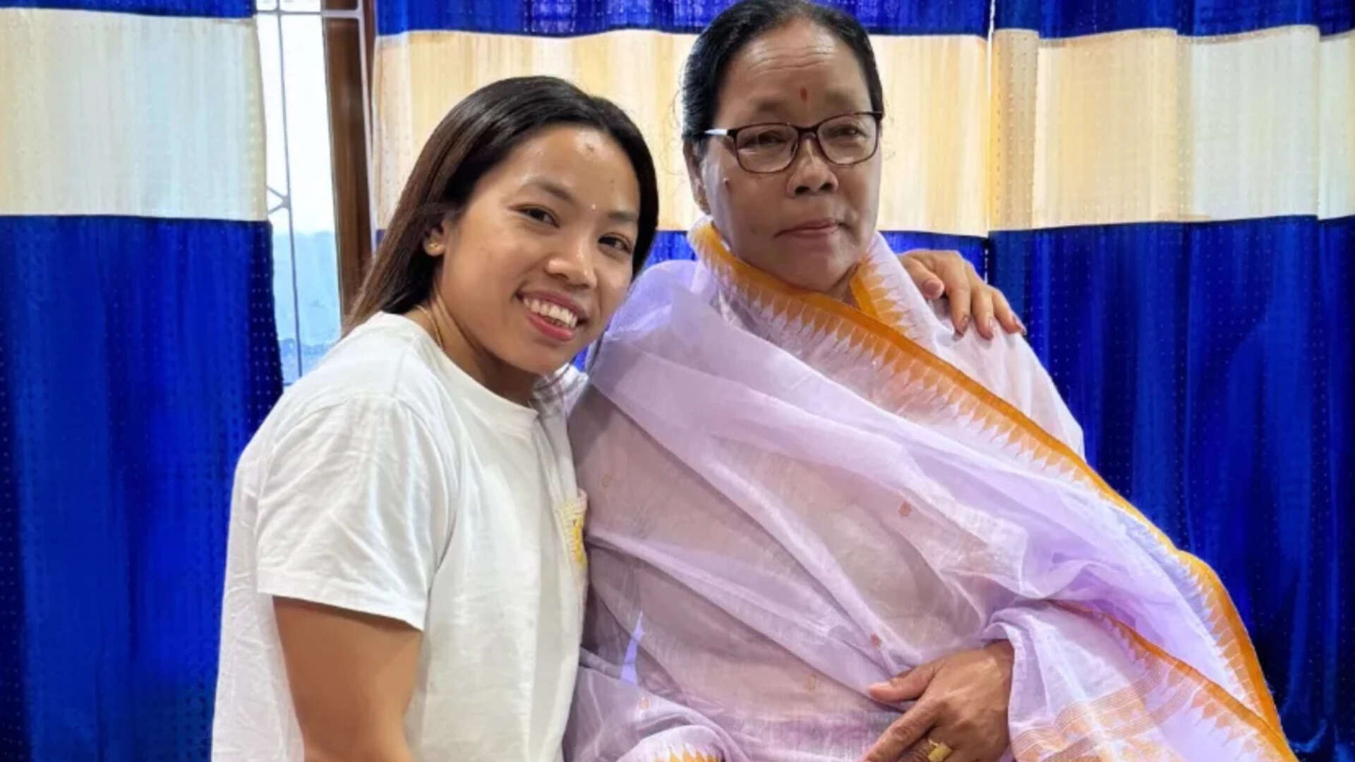 Photo: Mirabai Chanu with her mother Saikhom Tombi Leima. (Photo: Instagram/@mirabai_chanu)