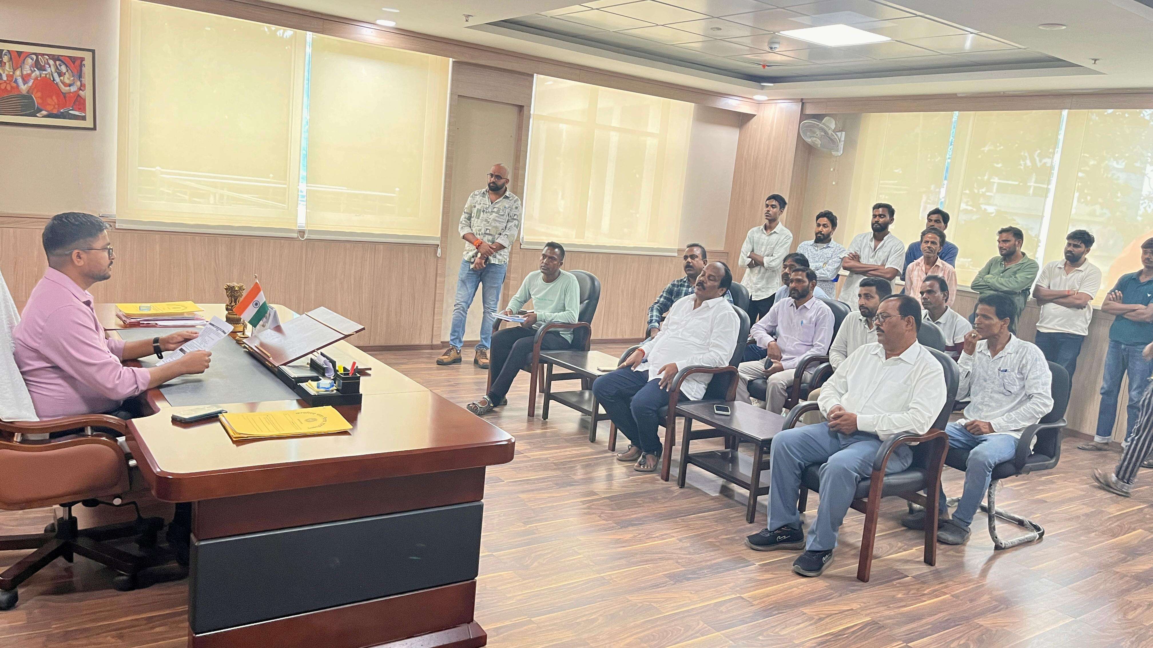 27969bb3-3600-4f5b-82ab-92b77cb62233_Sadar_MLA_Pradip_Prasad_meets_municipal_commissioner_Om_Prakash_Gupta_keeping_the_problems_of_water_suppliers.Vishvendu_Jaipuriar.jpg