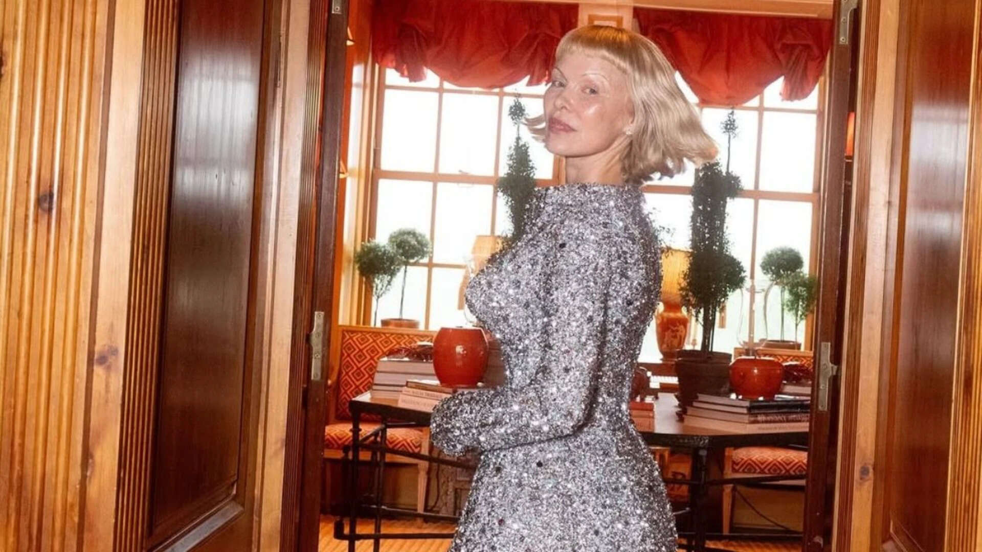 Pamela Anderson proves that less is more with refined wedding style