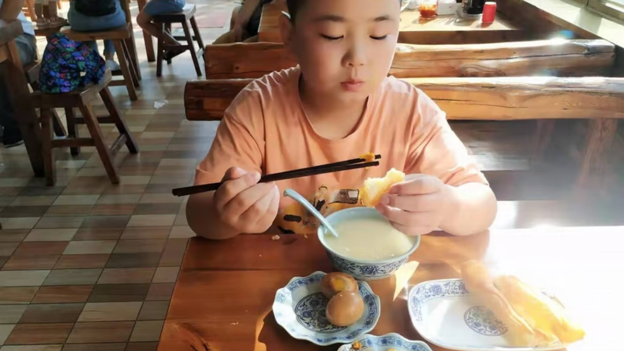 Lu Zikuan eating his extra meal. (Photo credit: South China Morning Post)