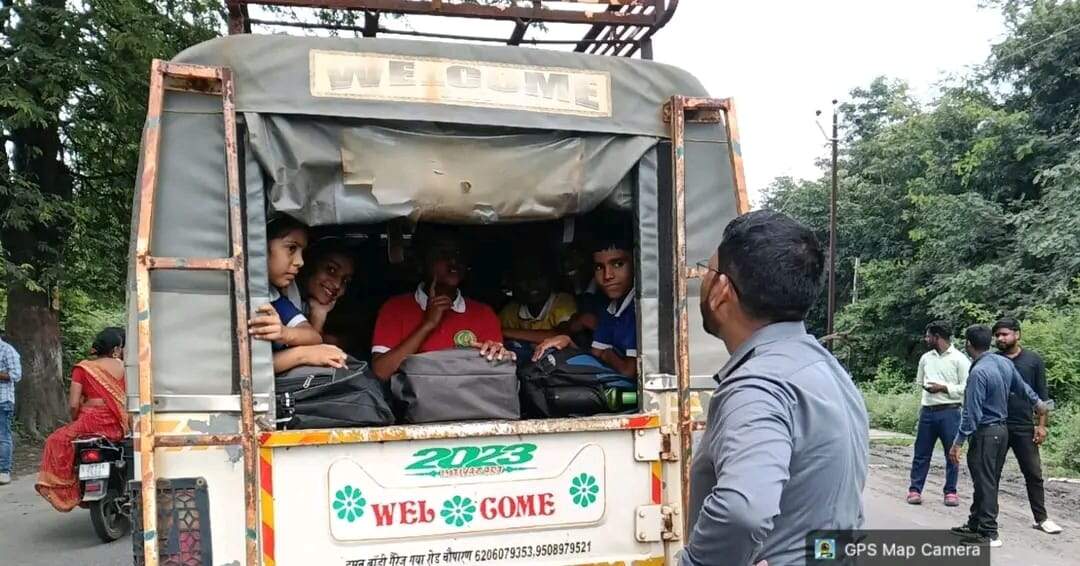 7ef1a722-3a18-4252-8bcf-5215ddf55df4_A_vehicle_carrying_school_children_in_Chatra.Vishvendu_Jaipuriar.jpg