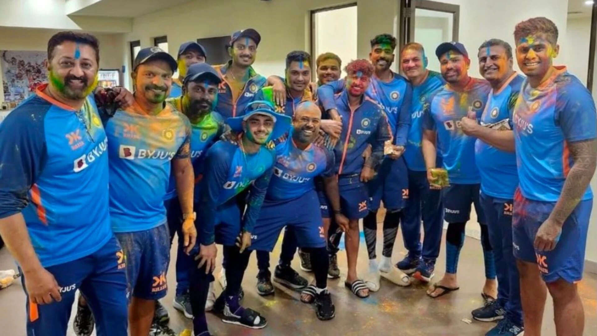 Celebrazione di Holi in u caminu indianu