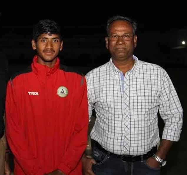 Yash Thakur with his coach Praveen Hinganikar (Special arrangement)