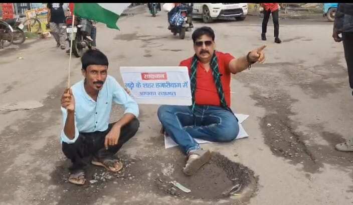 b1a4cd68-0621-42fb-b9b5-53ce96a2c537_Social_worker_Sanjar_Malik_protest_near_a_crater_on_road_in_Hazaribag_on_Wednesday.Vishvendu_Jaipuriar.jpg