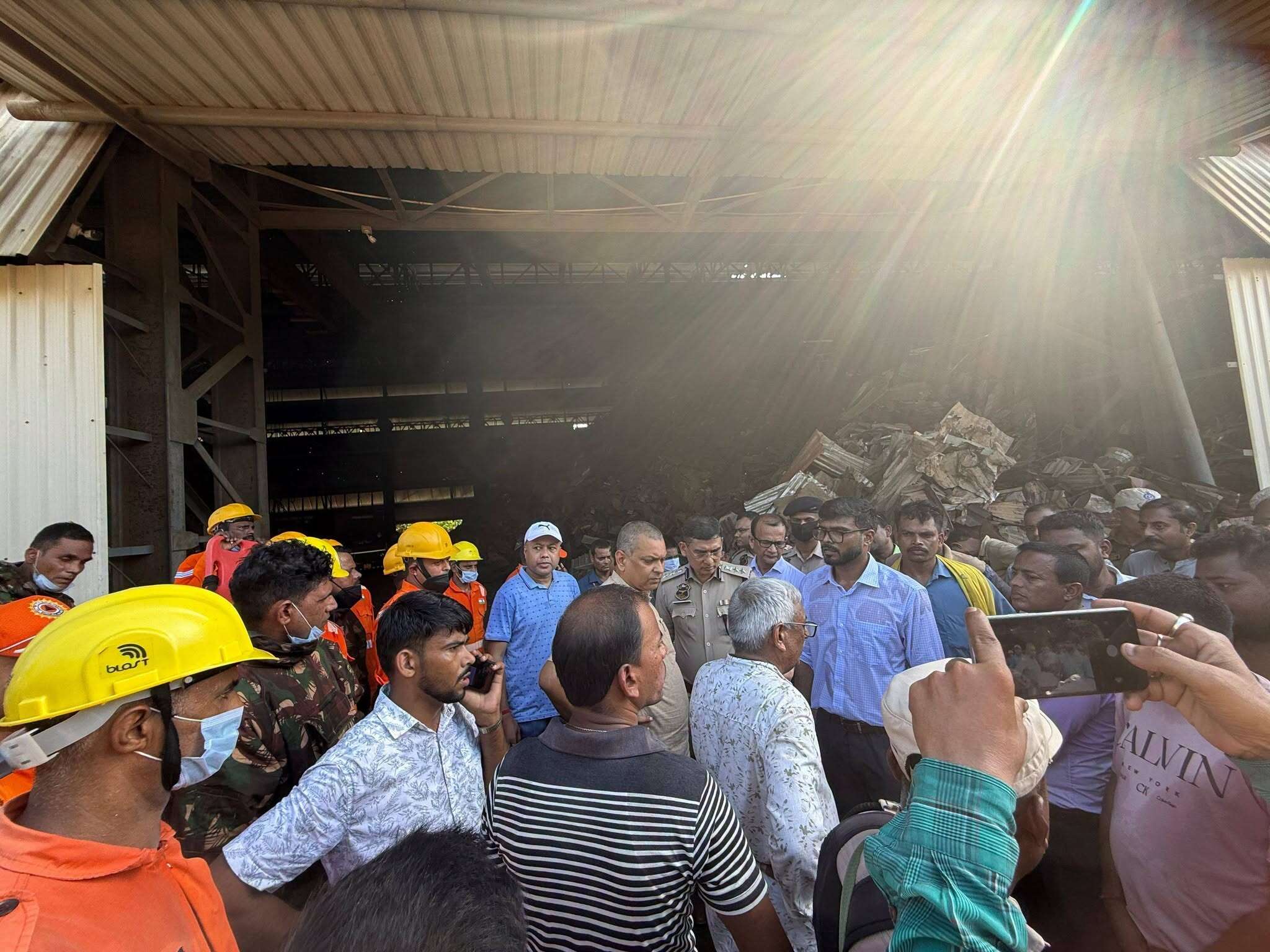 fa3b4aae-8eb8-41d2-8db8-2e220a5e0fc0_Officials_visit_the_devastation.jpg