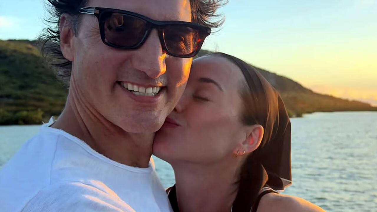 Justin helps Katy apply sunscreen on yacht date - PICS